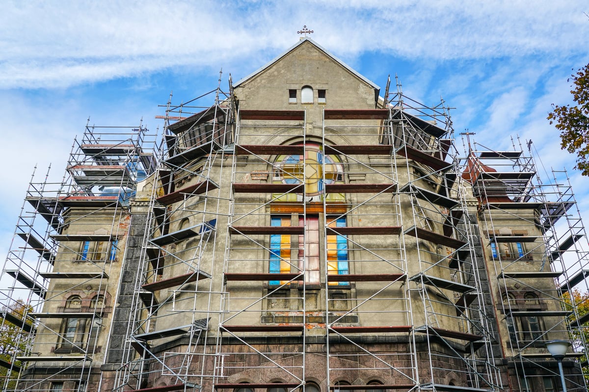 Facade restoration and roof replacement of an old Lutheran stone church using complicated shape scaffolding
